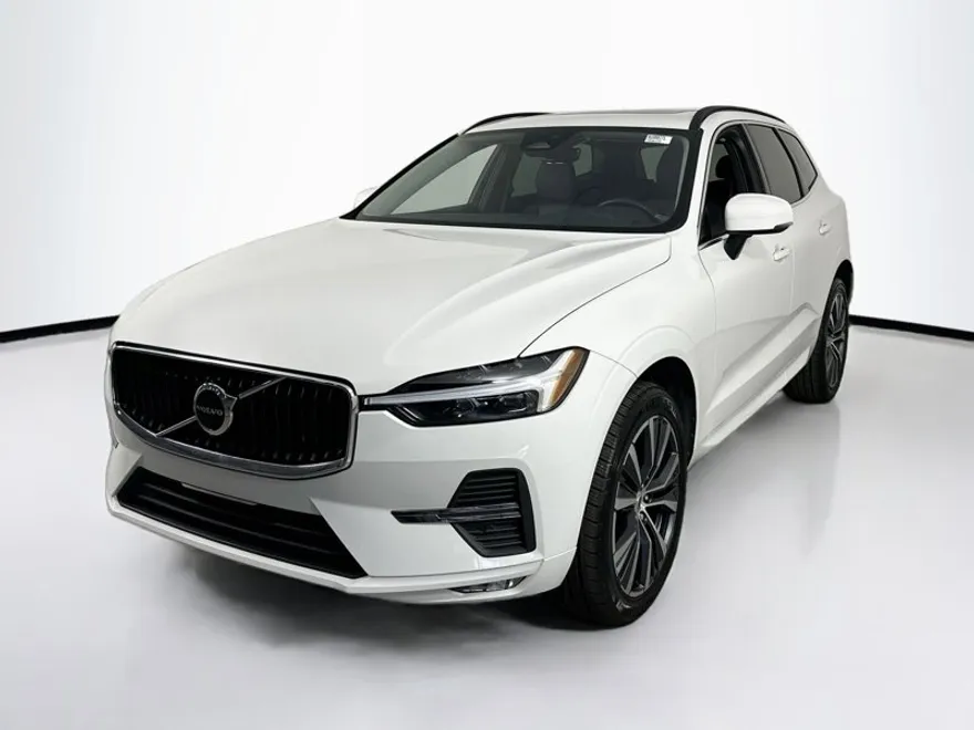 2022 Volvo XC60 Momentum photo 1