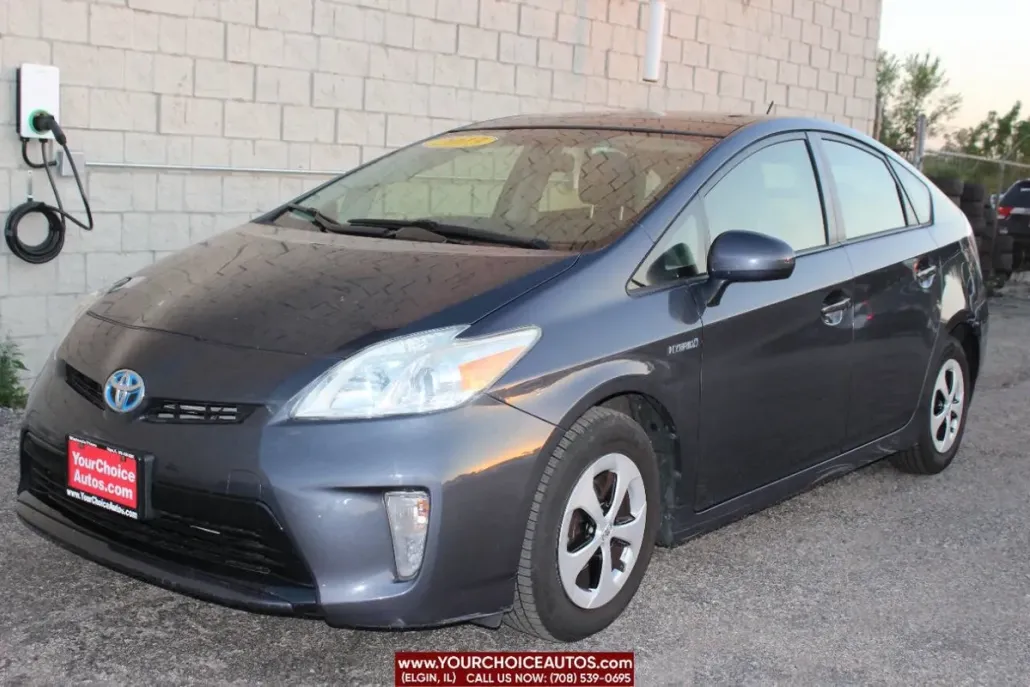2013 Toyota Prius Three photo 1