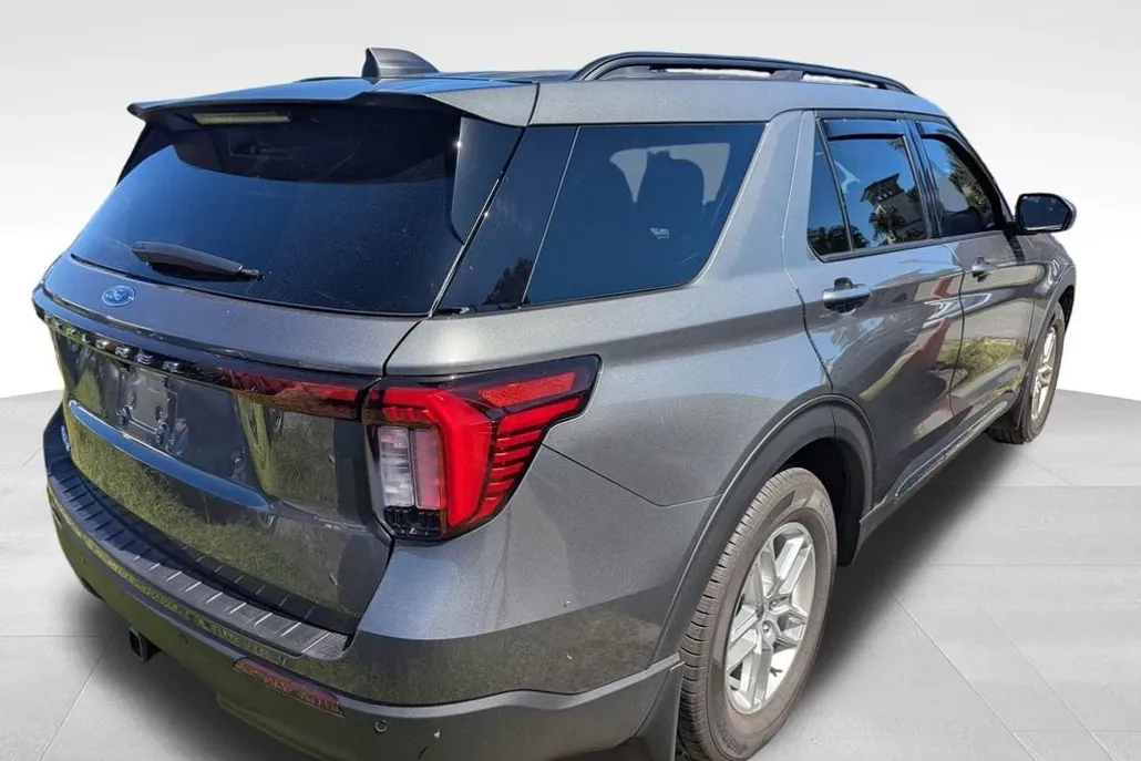 2025 Ford Explorer photo 1