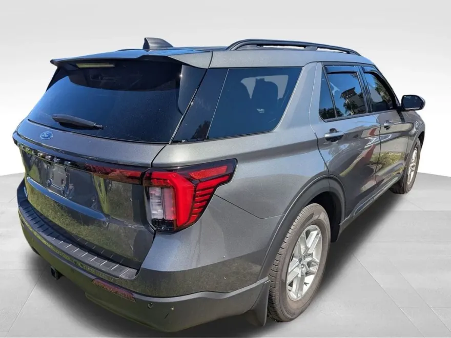2025 Ford Explorer photo 1