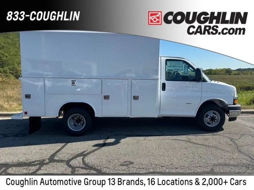 2025 Chevrolet Express Cutaway 3500 photo 1