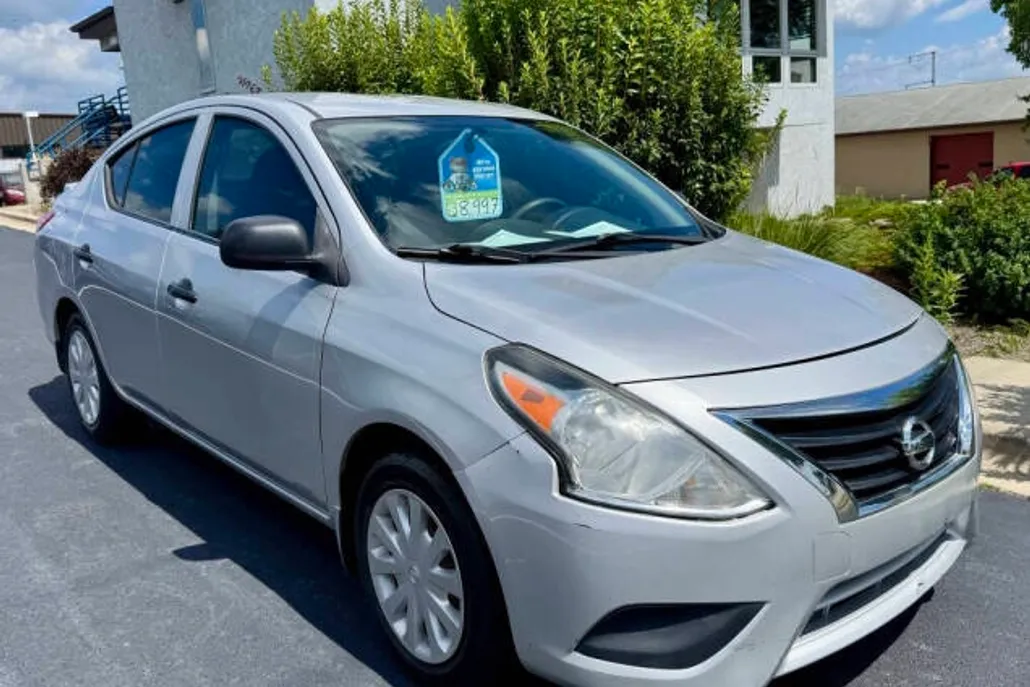 2015 Nissan Versa 1.6 Plus photo 1