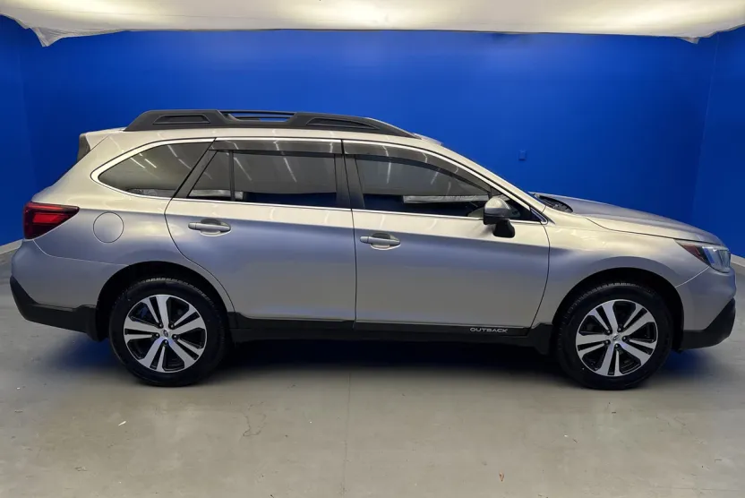 2018 Subaru Outback Limited photo 1