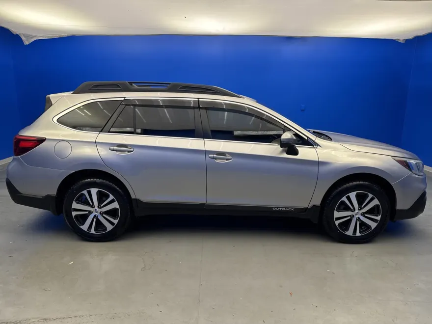 2018 Subaru Outback Limited photo 1