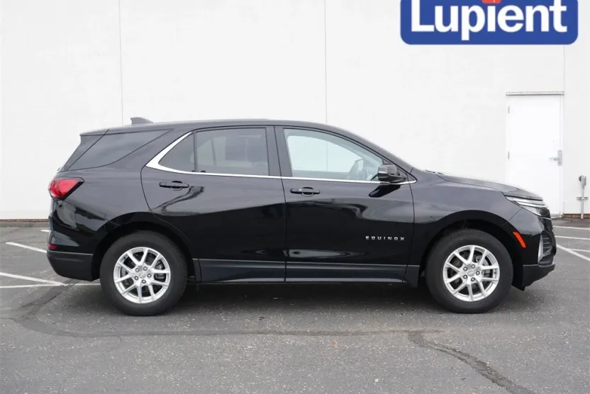 2023 Chevrolet Equinox LT photo 1