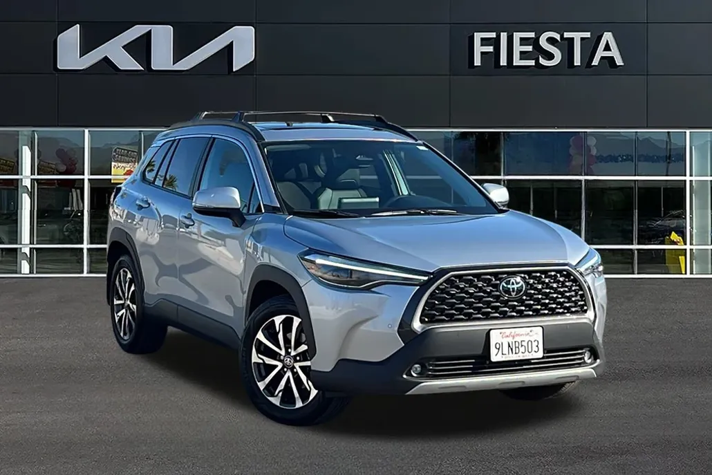 2024 Toyota Corolla Cross XLE photo 1