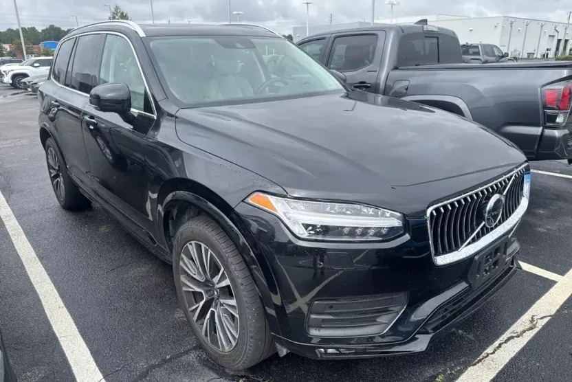 2022 Volvo XC90 T6 Momentum photo 1