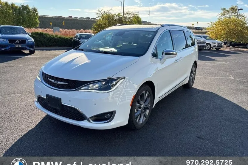 2017 Chrysler Pacifica Limited photo 1