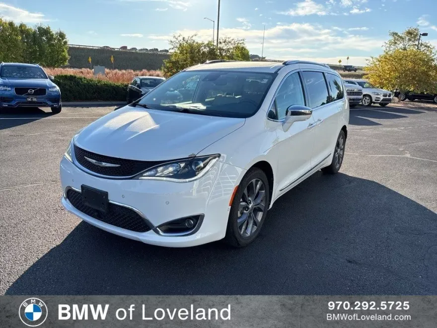 2017 Chrysler Pacifica Limited photo 1