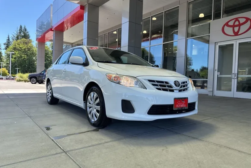 2013 Toyota Corolla LE photo 1