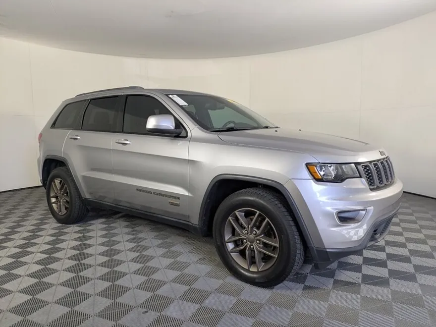 2016 Jeep Grand Cherokee Anniversary Edition photo 1