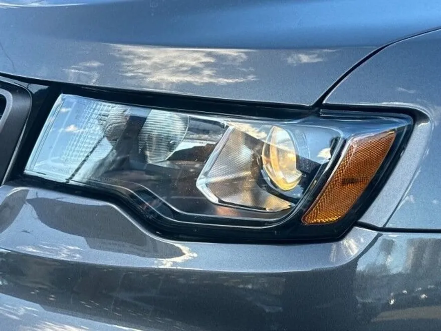 2021 Jeep Grand Cherokee photo 1