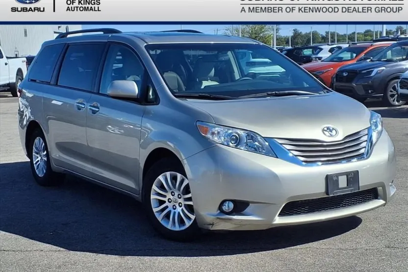 2015 Toyota Sienna XLE photo 1