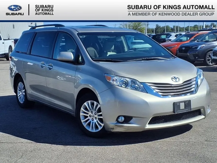 2015 Toyota Sienna XLE photo 1