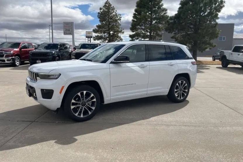 2025 Jeep Grand Cherokee Overland photo 1