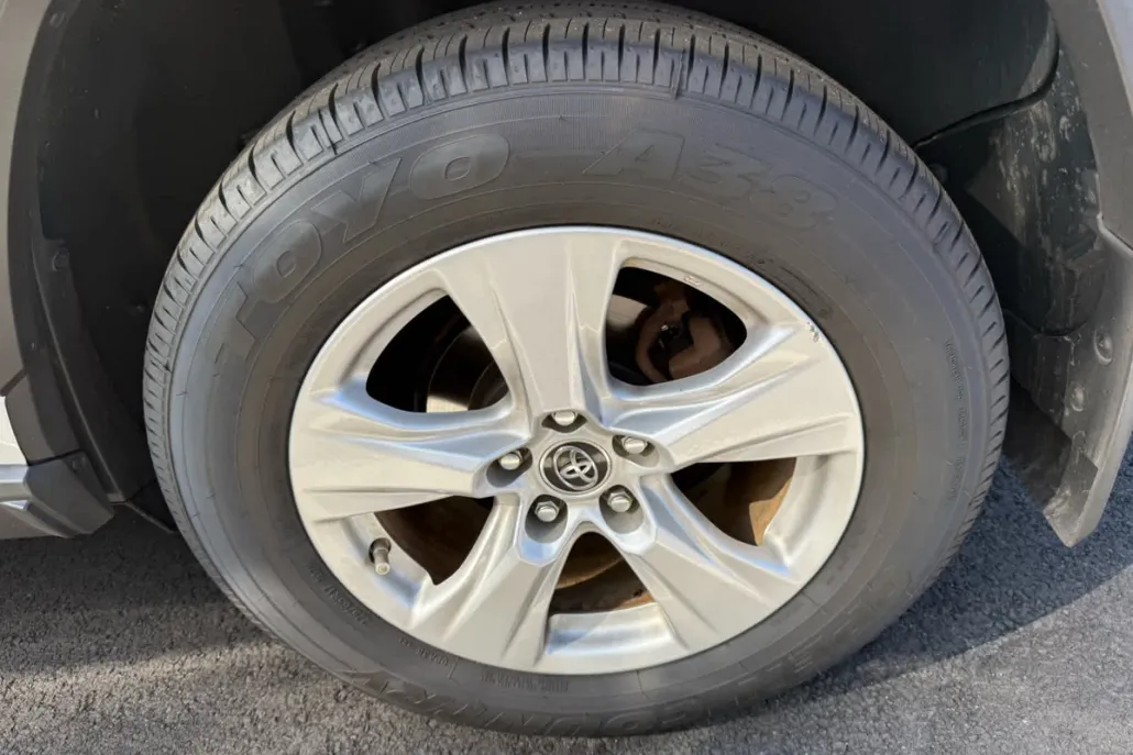 2019 Toyota RAV4 Hybrid LE photo 1