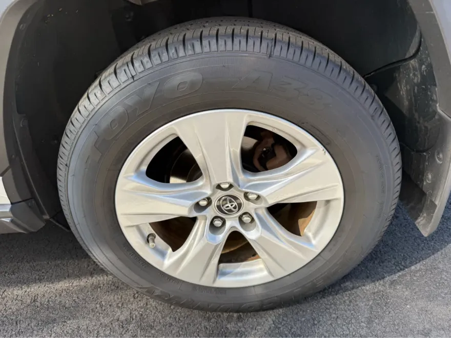 2019 Toyota RAV4 Hybrid LE photo 1
