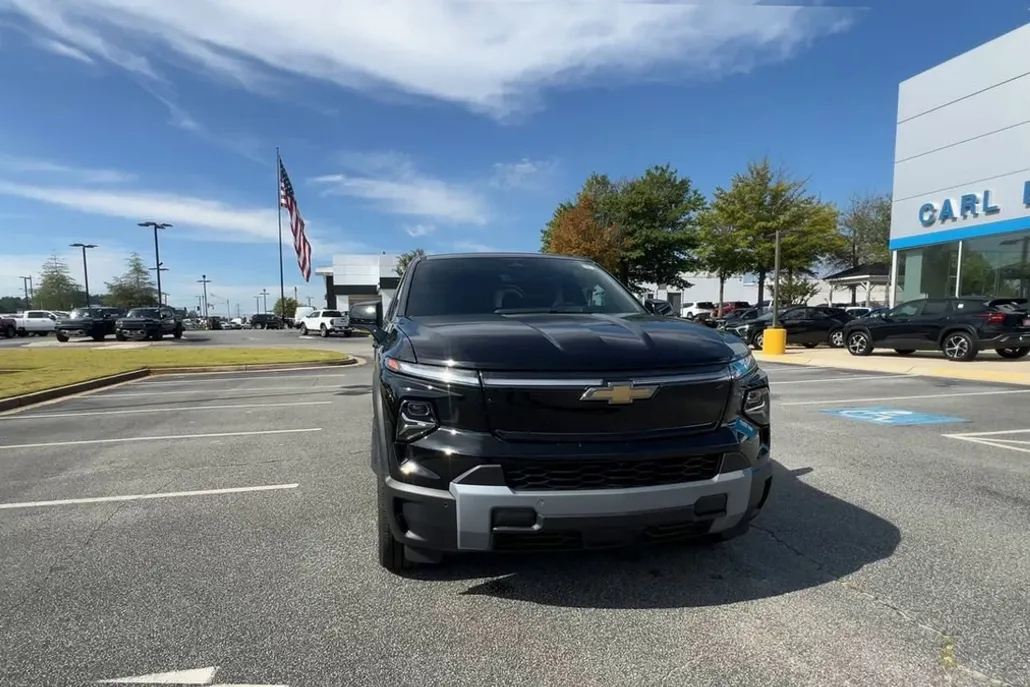 2026 Chevrolet Silverado EV LT photo 1