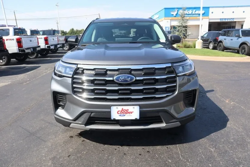 2025 Ford Explorer photo 1