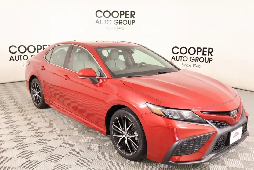 2022 Toyota Camry SE photo 1