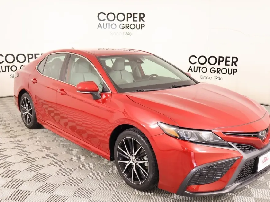 2022 Toyota Camry SE photo 1