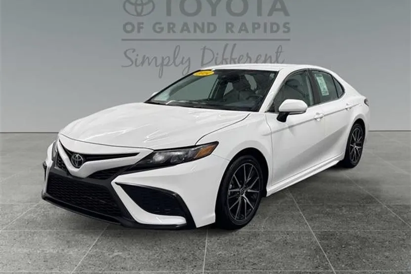 2024 Toyota Camry SE photo 1