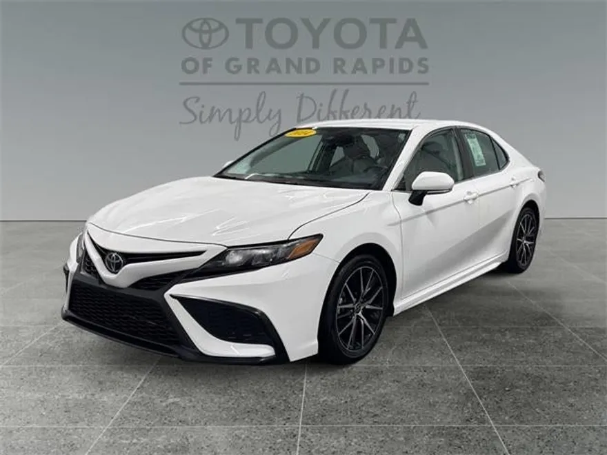 2024 Toyota Camry SE photo 1