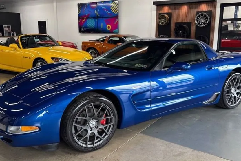 2004 Chevrolet Corvette photo 1