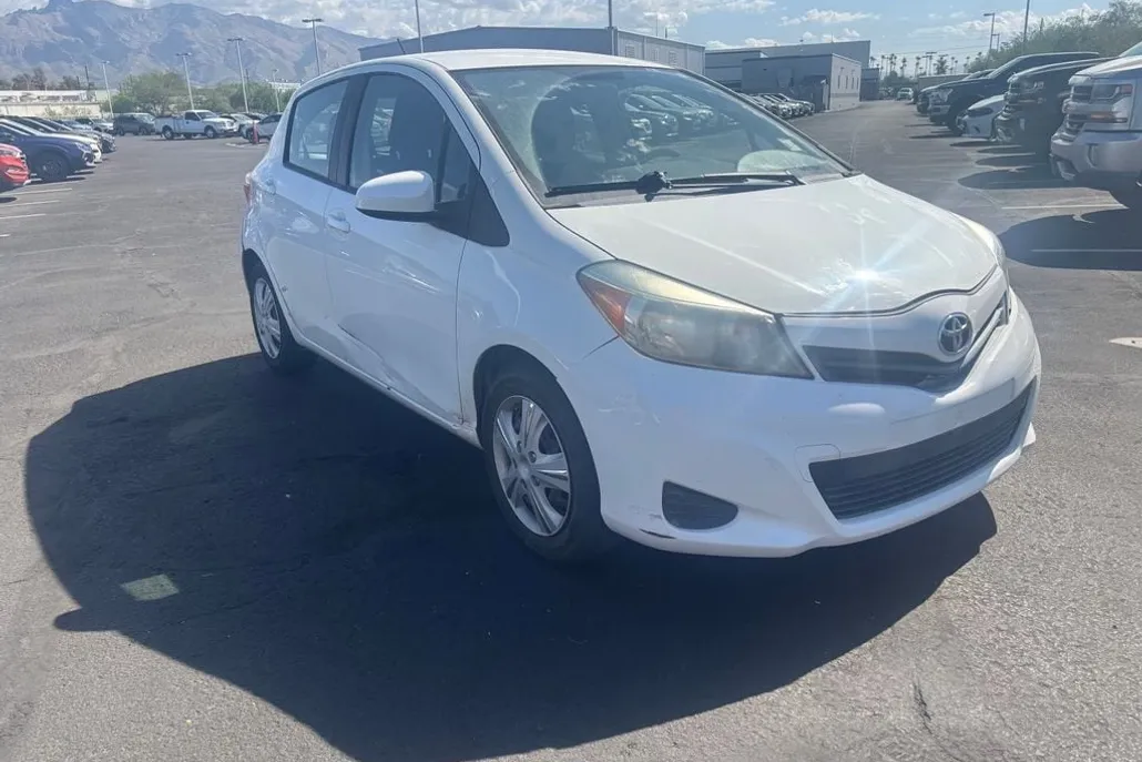 2014 Toyota Yaris LE photo 1