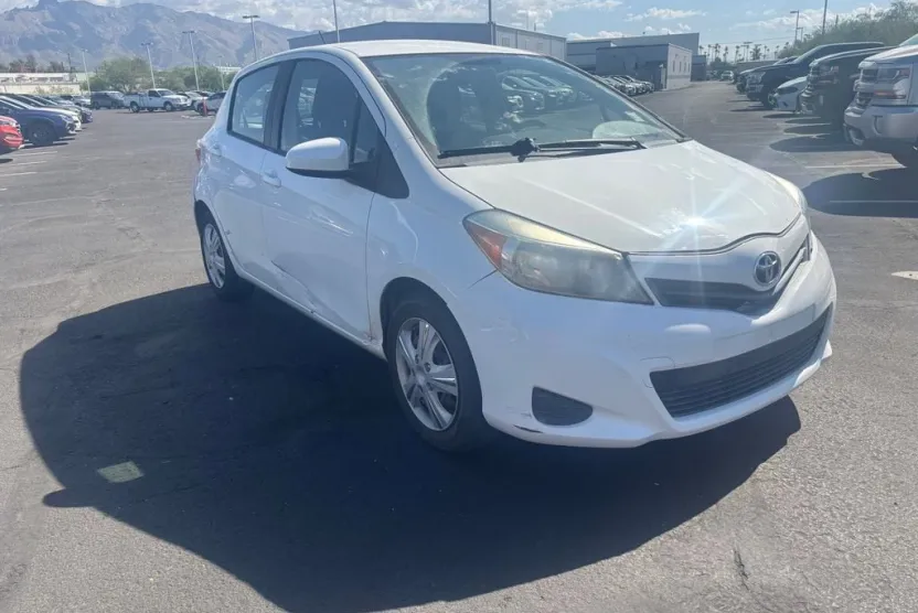 2014 Toyota Yaris LE photo 1