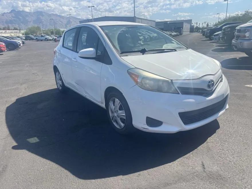 2014 Toyota Yaris LE photo 1