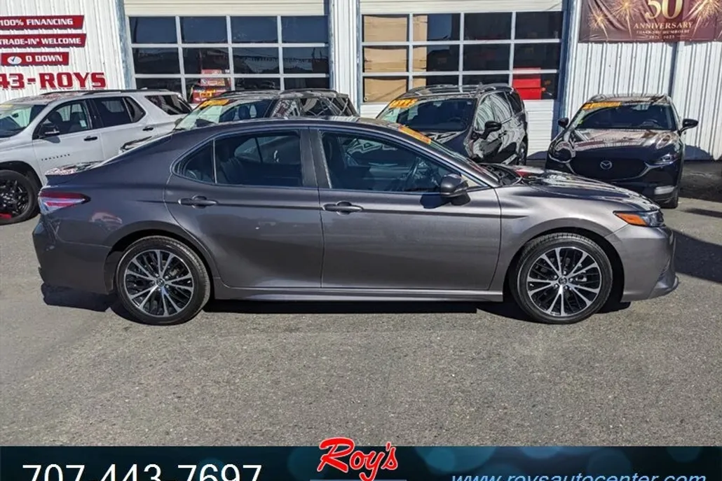 2019 Toyota Camry SE photo 1