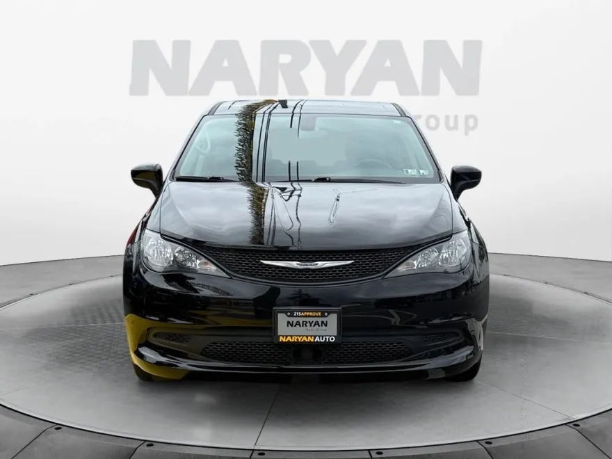 2021 Chrysler Voyager LX photo 1
