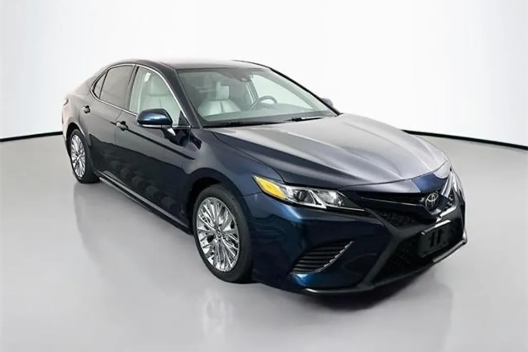 2020 Toyota Camry SE photo 1
