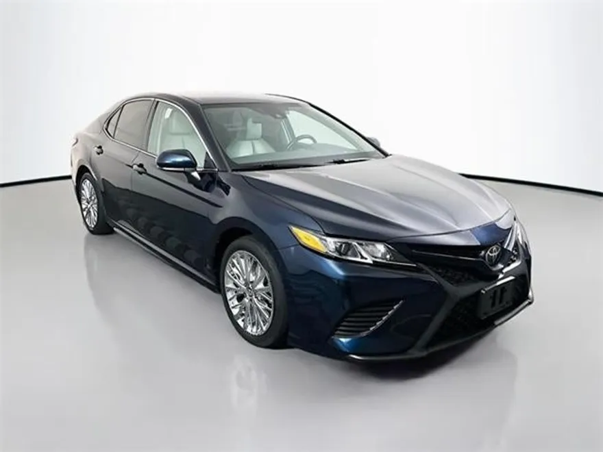 2020 Toyota Camry SE photo 1