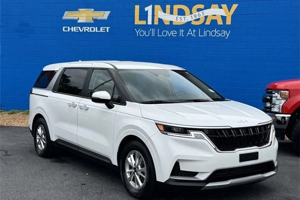 2023 Kia Carnival LX photo 1
