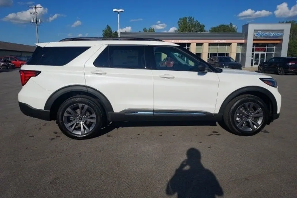 2025 Ford Explorer photo 1