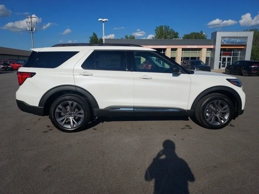 2025 Ford Explorer photo 1