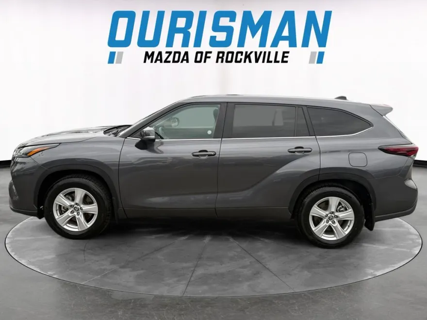 2024 Toyota Highlander LE photo 1