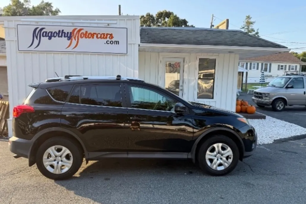 2015 Toyota RAV4 LE photo 1