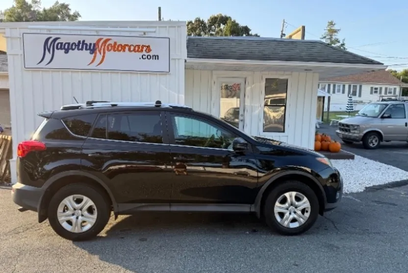 2015 Toyota RAV4 LE photo 1