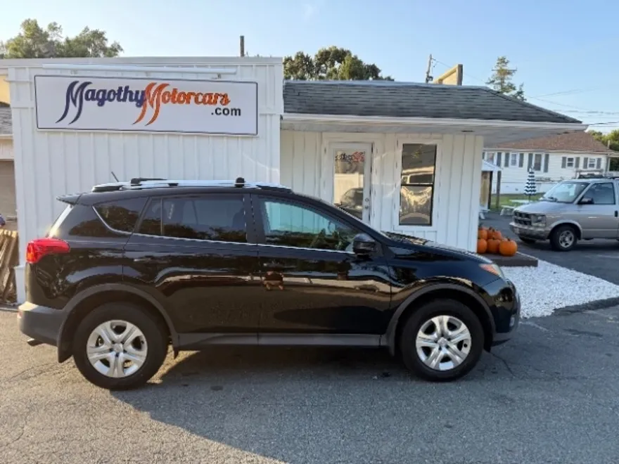 2015 Toyota RAV4 LE photo 1