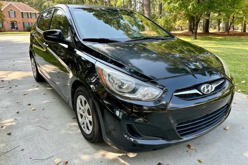 2012 Hyundai Accent GS photo 1