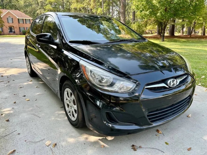 2012 Hyundai Accent GS photo 1