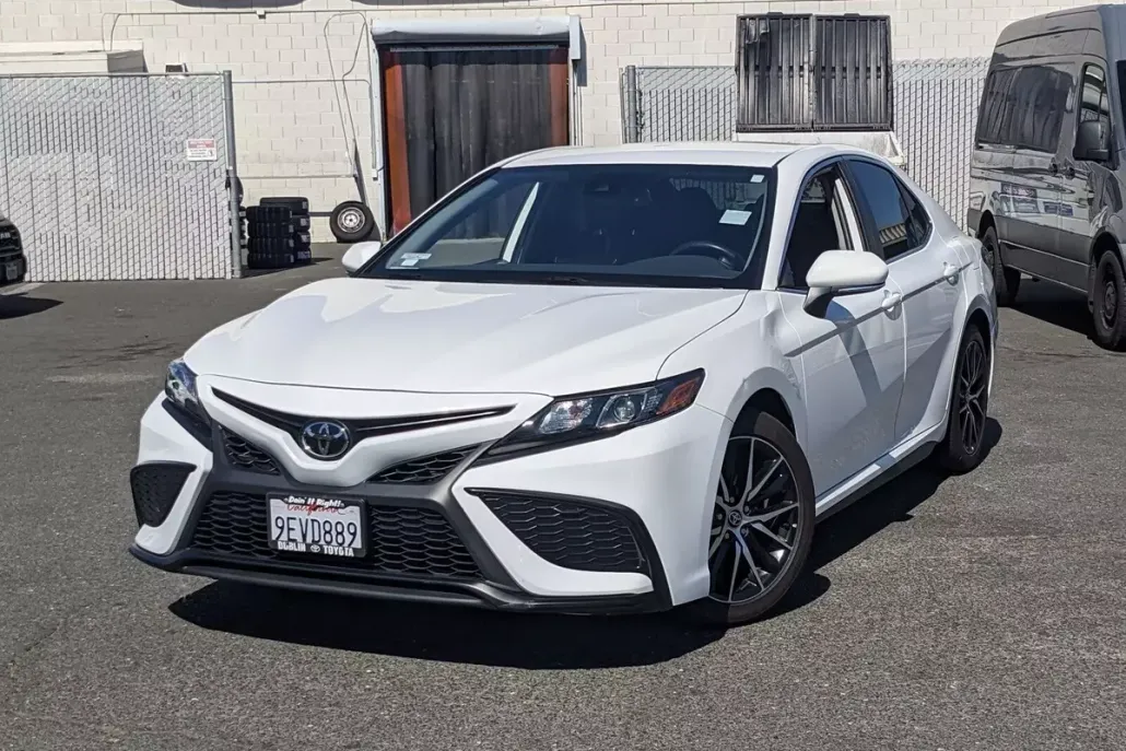 2023 Toyota Camry SE photo 1
