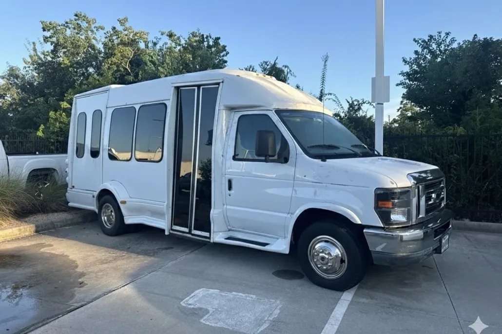 2011 Ford E-350 photo 1