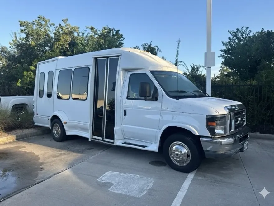 2011 Ford E-350 photo 1