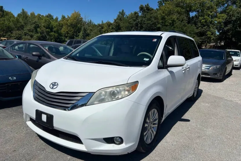 2011 Toyota Sienna XLE photo 1