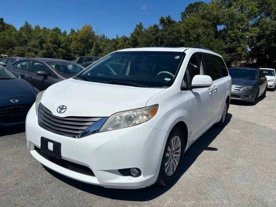 2011 Toyota Sienna XLE photo 1