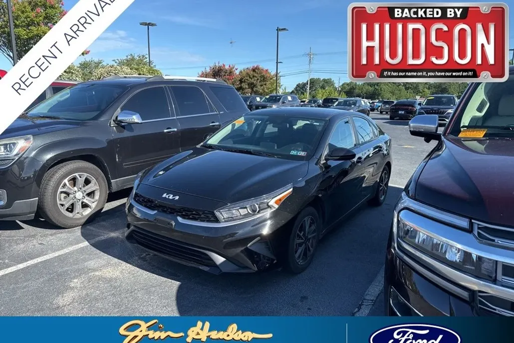 2023 Kia Forte LXS photo 1